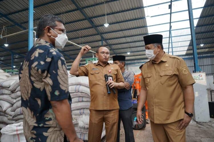 Wali Kota Solok, H. Zul Elfian dan rombongan meninjau pabrik pengolahan sampah menjadi BBJP di Kota Cilegon.(Prokomp)