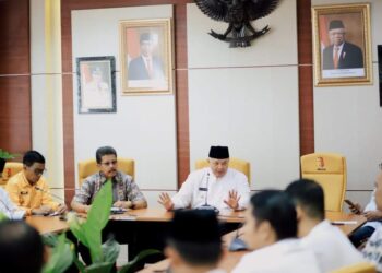 Wali Kota Solok, H. Zul Elfian Umar saat memberikan motivasi terhadap camat dan lurah se-Kota Solok.(Prokomp)