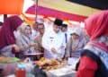 Wakil wali Kota Solok, Ramadhani Kirana Putra bersama BPOM Padang melakukan pemeriksaan dan pengambilan sampel di pasar pabukoan Kota Solok di kawasan jalan Cengkeh.(Prokomp)