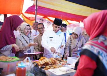 Wakil wali Kota Solok, Ramadhani Kirana Putra bersama BPOM Padang melakukan pemeriksaan dan pengambilan sampel di pasar pabukoan Kota Solok di kawasan jalan Cengkeh.(Prokomp)