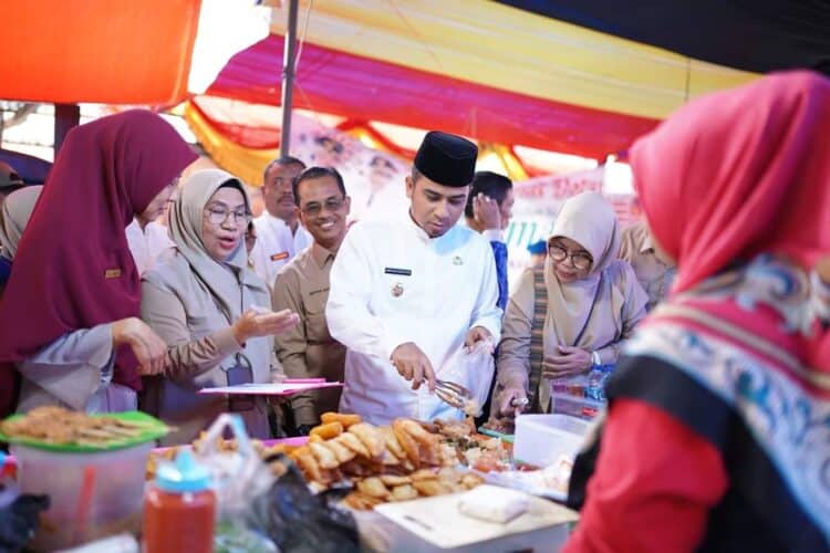 Wakil wali Kota Solok, Ramadhani Kirana Putra bersama BPOM Padang melakukan pemeriksaan dan pengambilan sampel di pasar pabukoan Kota Solok di kawasan jalan Cengkeh.(Prokomp)