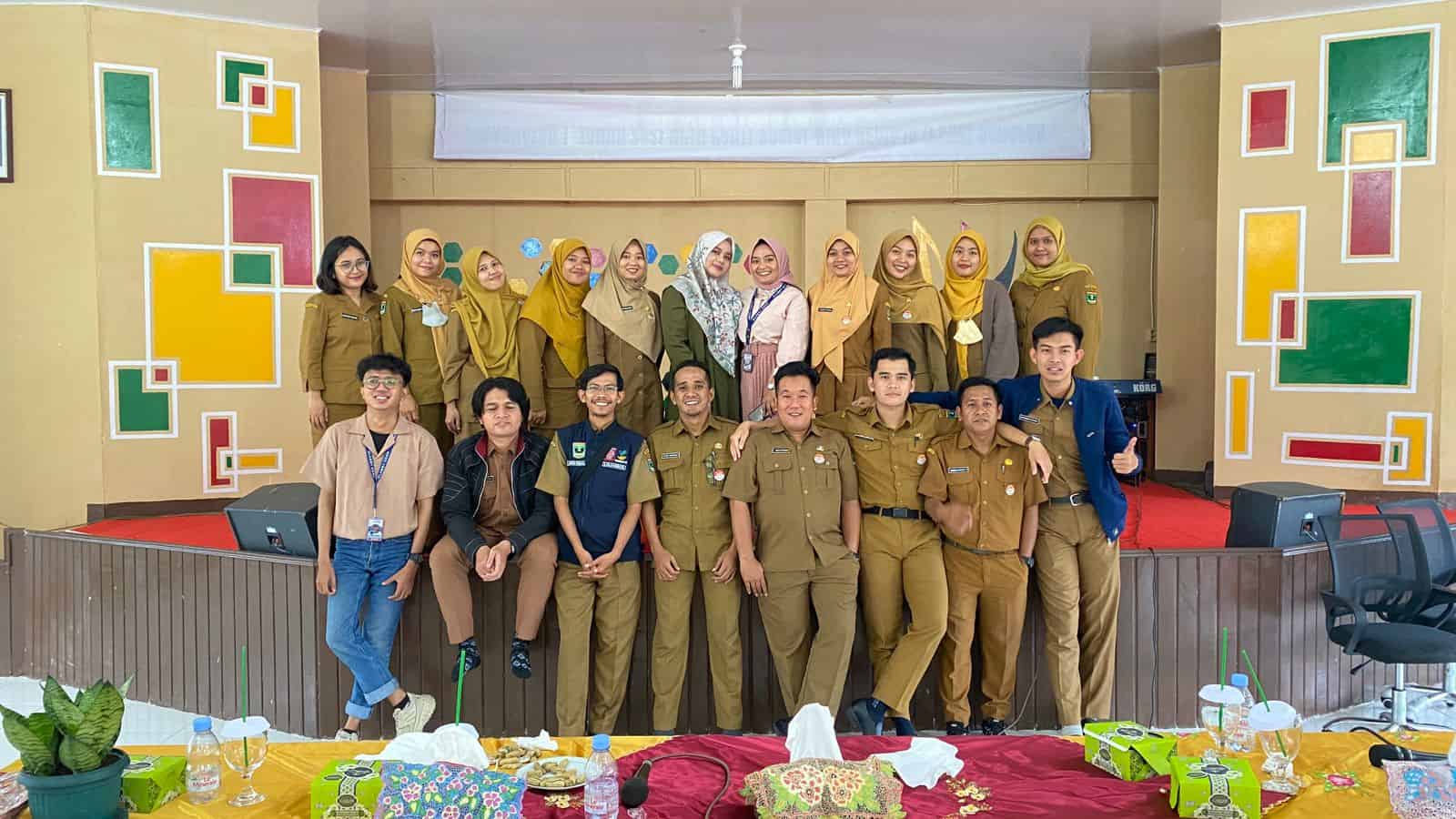 Foto bersama ASN Dinas Sosial Sumbar tahun 2021 dengan tim Radio Classy FM Padang di Padang Panjang, Selasa, 7 Maret 2023