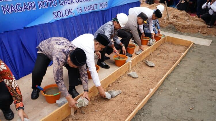 Bupati Solok, H. Epyardi Asda, Komjen Pol (Purn) Suhardi Alius dan Kapolda Sumbar, Irjen Pol Suharyono meletakkan batu pertama pembangunan Masjid Haji Alius di Nagari Koto Gaek.(Ist)