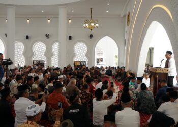 Ratusan masyarakat Nagari Sulit Air memenuhi masjid usai peresmian oleh Bupati Solok, H. Epyardi Asda.(Ist)