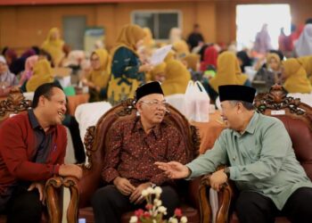 Wali Kota Solok, H. Zul Elfian Umar saat bersilaturahmi dengan keluarga besar Dharmayukti Karini Sumbar di Gedung Kubuang Tigo Baleh.(Prokomp)