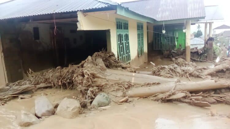 Rusak parah, kondis rumah warga yang terkena hantaman material banjir bandang di Nagari Surian.(BPBD Kabupaten Solok)