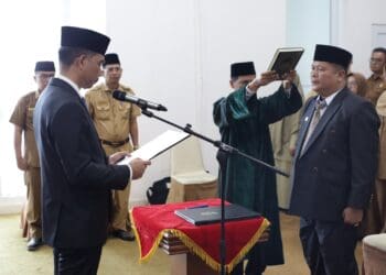 Sekda Solok, Medison mengambil sumpah jabatan Armen AP selaku Kepala Dinas Pariwisata dan Kebudayaan Kabupaten Solok.(Ist)