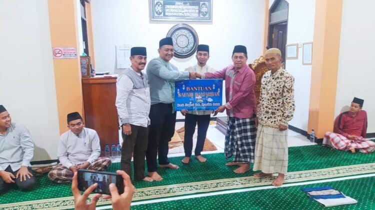 Wawako Solok, Dr. Ramadhani Kirana Putra menyerahkan bantuan dari pemko Solok sebesar Rp3 juta dan dari Bank Nagari Syariah sebesar Rp2,5 juta serta bantuan pribadi sebesar Rp1 juta untuk masjid Baitul Agung.(Ist)