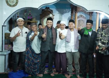 Kebersamaan Bupati Solok, H. Epyardi Asda dengan masyarakat usai Safari Ramadan di Masjid Nurul Huda, Sungai Nanam.(Ist)