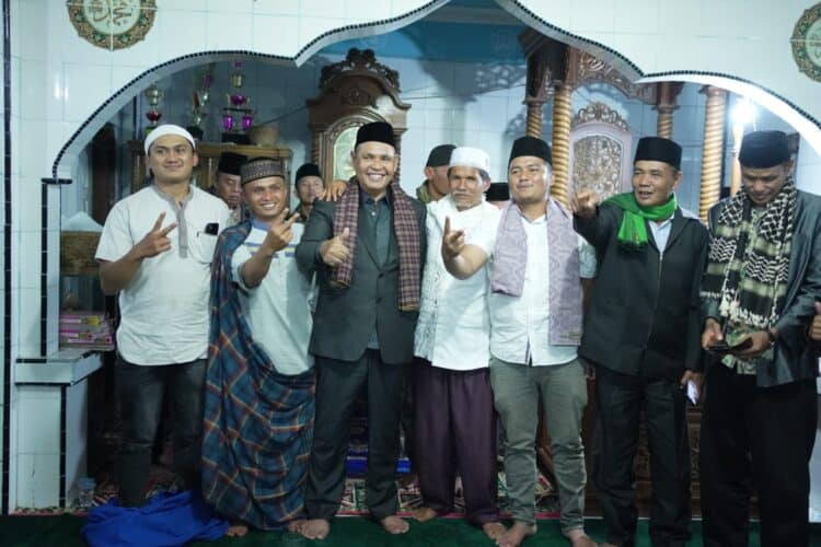 Kebersamaan Bupati Solok, H. Epyardi Asda dengan masyarakat usai Safari Ramadan di Masjid Nurul Huda, Sungai Nanam.(Ist)