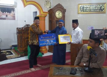 Penyerahan bantuan dari TSR Kota Solok kepada Masjid Syura Pandan.(Ist)