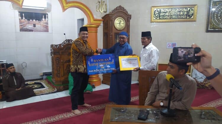 Penyerahan bantuan dari TSR Kota Solok kepada Masjid Syura Pandan.(Ist)