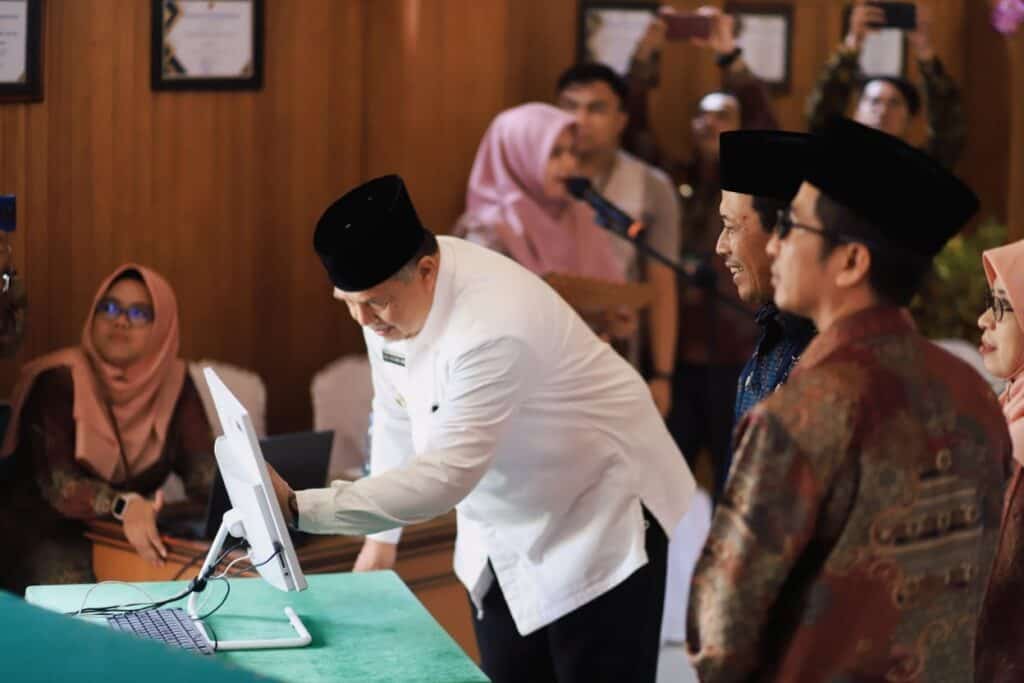 Wali Kota Solok, H. Zul elfian Umar saat mencoba salah satu aplikasi dari inovasi Pengadilan Agama Kota Solok.(Prokomp)