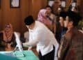 Wali Kota Solok, H. Zul elfian Umar saat mencoba salah satu aplikasi dari inovasi Pengadilan Agama Kota Solok.(Prokomp)