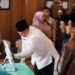 Wali Kota Solok, H. Zul elfian Umar saat mencoba salah satu aplikasi dari inovasi Pengadilan Agama Kota Solok.(Prokomp)