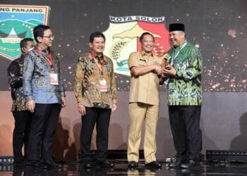 Wali Kota Solok, H. Zul ELfian Umar menerima penghargaan UHC Award dari Mendagri, Tito Karnavian.(Prokomp)