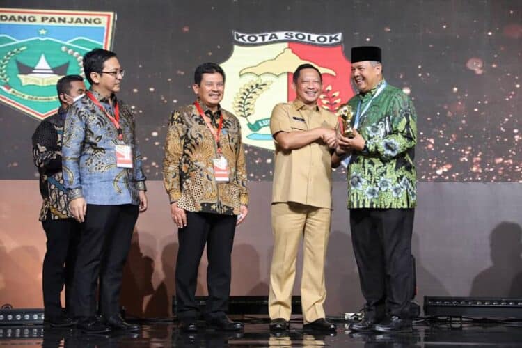 Wali Kota Solok, H. Zul ELfian Umar menerima penghargaan UHC Award dari Mendagri, Tito Karnavian.(Prokomp)