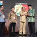 Wali Kota Solok, H. Zul ELfian Umar menerima penghargaan UHC Award dari Mendagri, Tito Karnavian.(Prokomp)