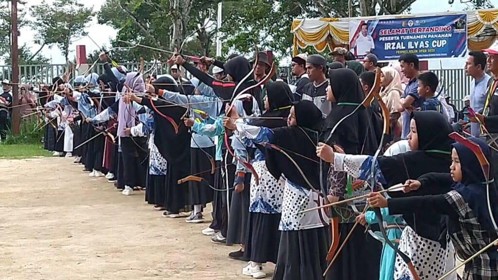 Antusian, para pelajar putri tingkat SD mengikuti lomba memanah tradisional Irzal Ilyas Cup di Taman Pramuka Kota Solok.(Klikpositif)