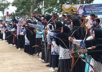 Antusian, para pelajar putri tingkat SD mengikuti lomba memanah tradisional Irzal Ilyas Cup di Taman Pramuka Kota Solok.(Klikpositif)