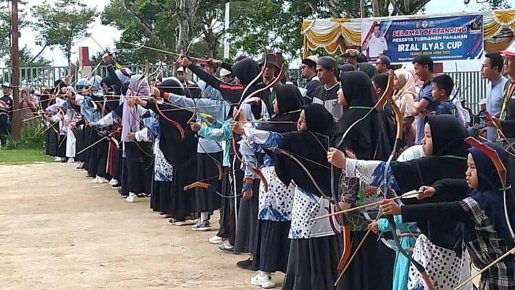 Antusian, para pelajar putri tingkat SD mengikuti lomba memanah tradisional Irzal Ilyas Cup di Taman Pramuka Kota Solok.(Klikpositif)