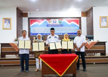 Bupati Solok, H. Epyaardi Asda dan kepala Ombudsman RI serta Ketua Pengadilan Agama Koto Baru menjalin kerjasama untuk peningkatan pelayanan publik.(Ist)