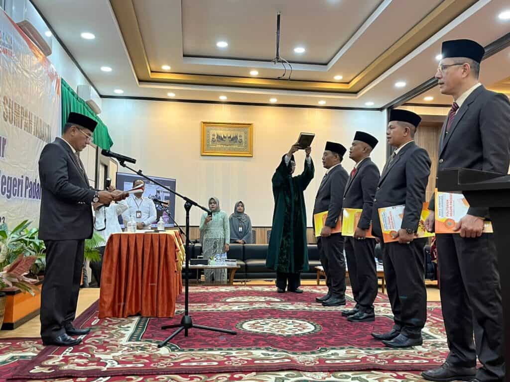 Surfa Yondri Lantik Empat Wakil Direktur Politeknik Negeri Padang