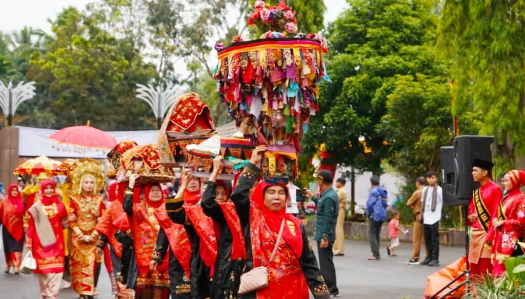 Budaya khas nagari di Kabupaten Solok ditampilkan dalam pawai budaya HHUT ke-110 di Kotobaru, Solok.(Ist)