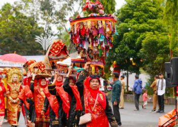 Budaya khas nagari di Kabupaten Solok ditampilkan dalam pawai budaya HHUT ke-110 di Kotobaru, Solok.(Ist)