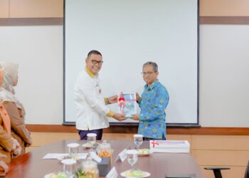 Bupati Solok, H. Epyardi Asda menyerahkan LKPD tahun anggaran 2022 kepada kepala BPK RI Perwakilan Sumbar.(Ist)