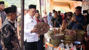 Bupati Solok, H. Epyardi Asda meninjau produk kerajinan hasil karya UMKM Nagari Gauang di Festival 3 Embung.(Ist)