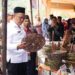 Bupati Solok, H. Epyardi Asda meninjau produk kerajinan hasil karya UMKM Nagari Gauang di Festival 3 Embung.(Ist)