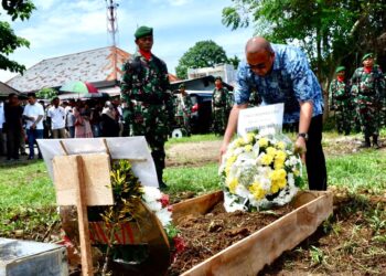 Jenazah Nenek Andre Rosiade Dimakamkan secara Militer di Padang