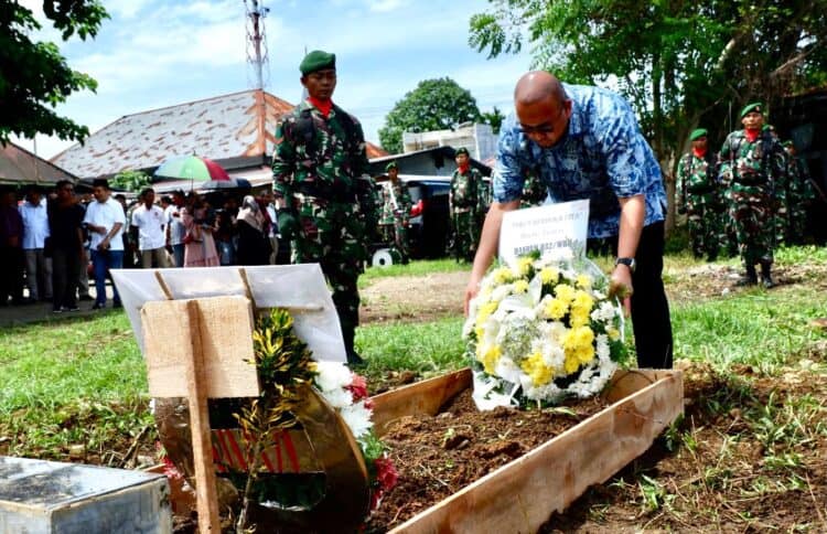 Jenazah Nenek Andre Rosiade Dimakamkan secara Militer di Padang