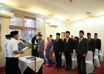 Wakil Wali Kota Solok, Ramadhani Kirana Putra mengambil sumpah jabatan terhadap belasan pejabat yang dlantik.(Prokomp)