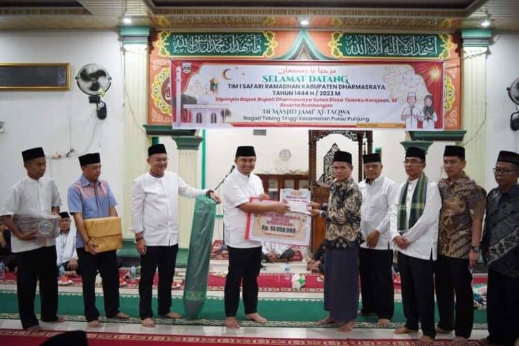 Bupati Dharmasraya Sutan Riska Tuanku Kerajaan serahkan bantuan (Ist)