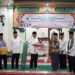 Bupati Dharmasraya Sutan Riska Tuanku Kerajaan serahkan bantuan (Ist)