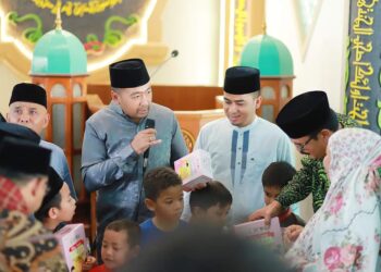 Wagub Audy Joinaldy dan Wawako Ramadhani Kirana Putra menyerahkan bantuan makanan tambahan bagi balita di Masjid Darussalam Kota Solok.(Prokomp)