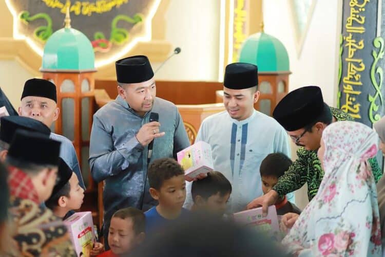 Wagub Audy Joinaldy dan Wawako Ramadhani Kirana Putra menyerahkan bantuan makanan tambahan bagi balita di Masjid Darussalam Kota Solok.(Prokomp)