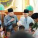 Wagub Audy Joinaldy dan Wawako Ramadhani Kirana Putra menyerahkan bantuan makanan tambahan bagi balita di Masjid Darussalam Kota Solok.(Prokomp)