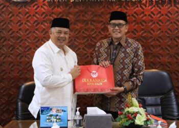 Wali Kota Solok, H. Zul Elfian Umar menyerahkan cinderamata dari Kota Solok kepada kepala Bank Indonesia Perwakilan Sumbar, Endang Kurnia Saputra.(Prokomp)