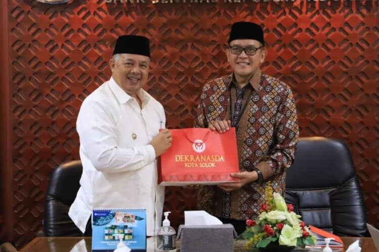 Wali Kota Solok, H. Zul Elfian Umar menyerahkan cinderamata dari Kota Solok kepada kepala Bank Indonesia Perwakilan Sumbar, Endang Kurnia Saputra.(Prokomp)