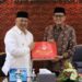 Wali Kota Solok, H. Zul Elfian Umar menyerahkan cinderamata dari Kota Solok kepada kepala Bank Indonesia Perwakilan Sumbar, Endang Kurnia Saputra.(Prokomp)