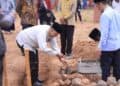 Wali Kota Solok, H. Zul Elfian Umar meletakkan batu pertama pembangunan Masjid Shohabah.(Prokomp)