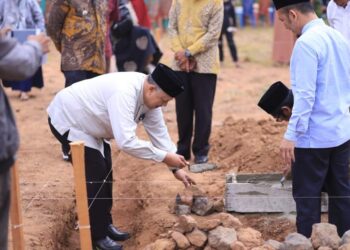 Wali Kota Solok, H. Zul Elfian Umar meletakkan batu pertama pembangunan Masjid Shohabah.(Prokomp)