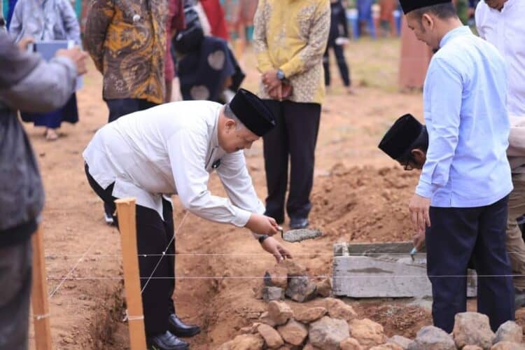 Wali Kota Solok, H. Zul Elfian Umar meletakkan batu pertama pembangunan Masjid Shohabah.(Prokomp)