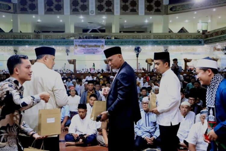 Gubernur Sumbar, Mahyeldi bersama Wako dan Wawako Solok menyerahkan santunan bagi anak yatim.(Prokomp)