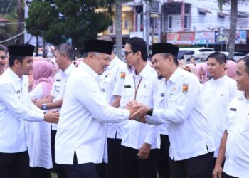 Wako dan Wawako Solok bersilaturahmi dengan pegawai pasca libur lebaran 1444 Hijriah.(Prokomp)