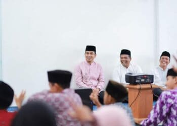 Tersenyum lepas, Wakil Wali Kota Solok, Dr. Ramadhani Kirana Putra menghadiri penutupan pesantren Ramadan di Masjid Al-Ikhlas Lembah Nan Indah.(Prokomp)