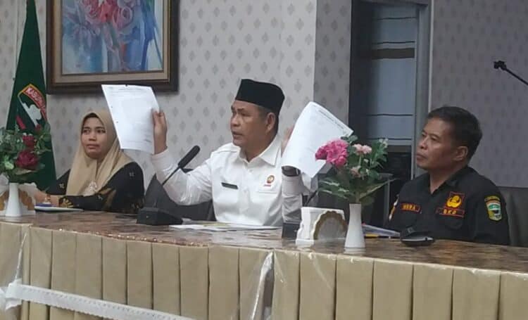 Bupati Solok, H. Epyardi Asda menunjukkan dua surat resmi ke pemerintah Kota Solok terkait penyelesaian komitmen terhadap perjanjian kerjasama pemanfaatan sumber air. Surat itu tak digubris Pemko Solok.(Klikpositif)